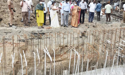 விழுப்புரம் நகராட்சி பகுதியில் சென்னை-திருச்சி தேசிய நெடுஞ்சாலையில் பாலம் கட்டும் பணி  விரைந்து முடிக்க கலெக்டர் உத்தரவு