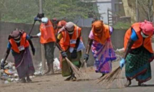 ஊதியம் உயா்த்தி வழங்க தூய்மைப் பணியாளா்கள் கோரிக்கை