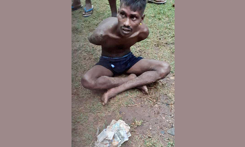 பர்கூர் மலைப்பகுதியில் ரோட்டில் ரூபாய் நோட்டுகளை வீசி சென்ற வாலிபரால் பரபரப்பு