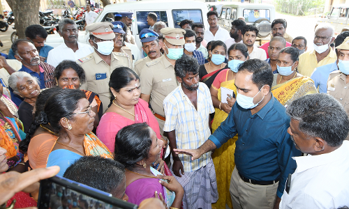 மின்சாரம் தாக்கி பலியான மாணவர் குடும்பத்துக்கு கலெக்டர் ஆறுதல்