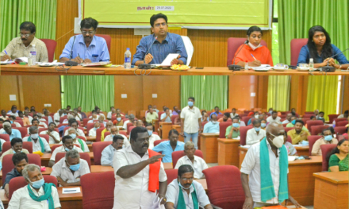 கார்பருவ சாகுபடி தொடக்கம் :விவசாயிகளுக்கு யூரியா உரம் தட்டுப்பாடின்றி கிடைக்க நடவடிக்கை- குறைதீர்க்கும் கூட்டத்தில் கலெக்டர் பேச்சு