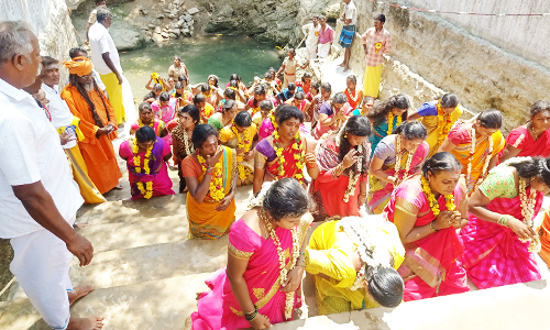 குழந்தை வரம் வேண்டி மண் சோறு சாப்பிட்ட பெண்கள்