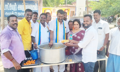 அரக்கோணத்தில் பா.ம.க.வினர் அன்னதானம்