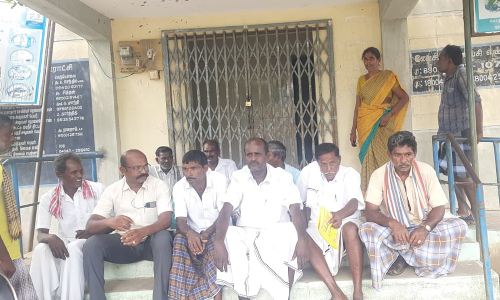 முறைகேடுகளை கண்டித்து  பெரும்பாலை பஞ்சாயத்து அலுவலகத்துக்கு   பூட்டு போட்டு போராட்டம்