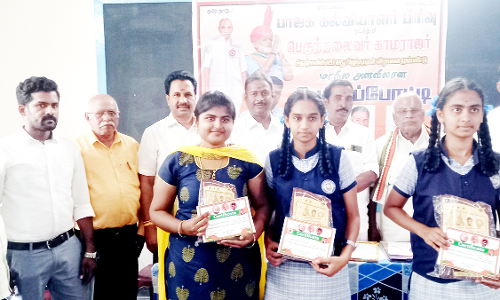 பள்ளி மாணவ, மாணவிகளுக்கு பரிசு