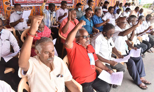 மத்திய கூட்டுறவு வங்கி ஊழியர்கள் தர்ணா போராட்டம்