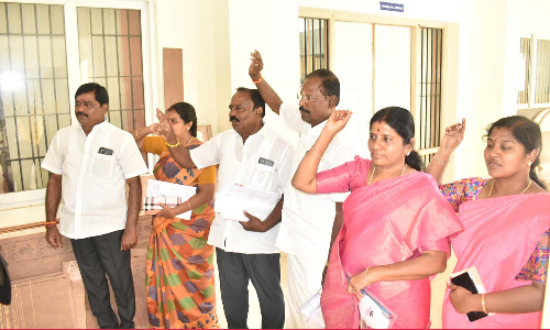 மாநகராட்சி கூட்டத்தில் இருந்து அ.தி.மு.க. உறுப்பினர்கள் வெளிநடப்பு