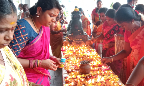 அம்மன் கோவில்களில் பெண்கள் விளக்கேற்றி வழிபாடு