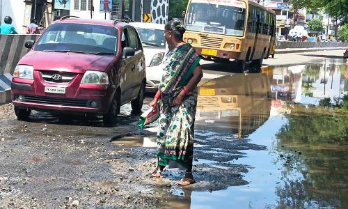 குண்டும், குழியுமான சாலையில் தொடரும் விபத்து