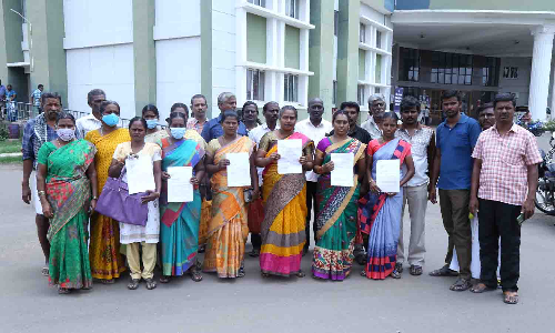 சமத்துவபுரம் வீடு பராமரிப்பு பணி அதிகாரியிடம் பொதுமக்கள் மனு