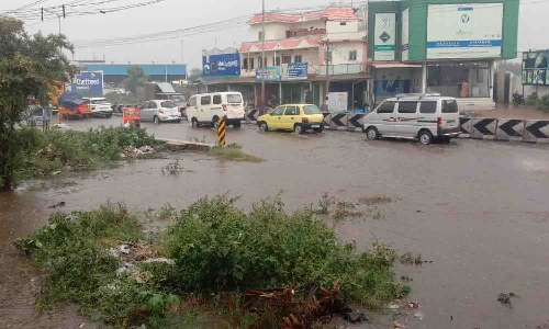 சாக்கடை வாய்க்காலில் அடைப்பு - கழிவுநீர் தேங்குவதால் பொதுமக்கள் அவதி
