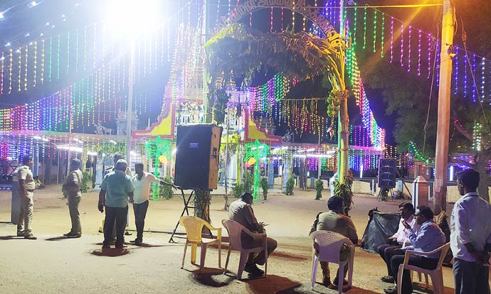 தேவகோட்டை கோவில் திருவிழாவில் இருதரப்பினர் இடையே திடீர் மோதல் தேவகோட்டை கோவில் திருவிழாவில் இருதரப்பினர் இடையே திடீர் மோதல்