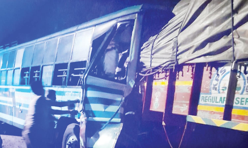 பெரம்பலூர் அருகே லாரி மீது அரசு பஸ் மோதி விபத்து: டிரைவர்-கண்டக்டர் பலி