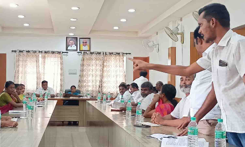 மின்மோட்டார் மூலம் குடிநீர் உறிஞ்சினால் இணைப்பை துண்டிக்க வேண்டும் - கவுன்சிலர்கள் வலியுறுத்தல்