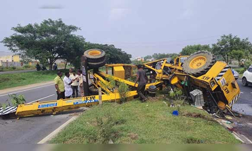 குமாரபாளையம் அருகே  கிரேன் கவிழ்ந்து 3 பேர் படுகாயம்