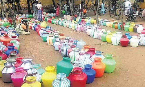 குண்டடம் பகுதியில் குடிநீர் குழாய் உடைப்பால் 40 நாட்களாக குடிநீரின்றி தவிக்கும் பொதுமக்கள்