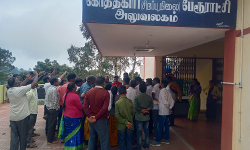 கோத்தகிரியில் புதியர் உழவர் சந்தைக்கு எதிர்ப்பு-பேரூராட்சி அலுவலகம் முன்பு திரண்ட வியாபாரிகள்