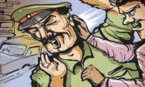 பொள்ளாச்சியில்  போலீஸ்காரரை தாக்கிய தொழிலாளி கைது