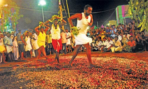 திருவள்ளூர் அருகே பேரம்பாக்கம் கன்னியம்மன் கோவிலில் தீமிதி திருவிழா