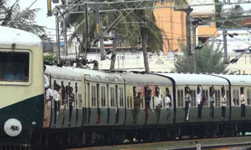 கும்மிடிப்பூண்டி மார்க்கத்தில் ரெயில் நிலையங்களில் அடிப்படை வசதிகளை ஏற்படுத்த வேண்டும்- ரெயில்வே அதிகாரியிடம் கோரிக்கை