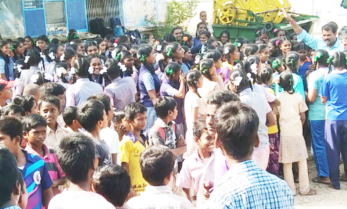 மாணவர்கள் போராட்டத்தால் மீண்டும் அதே பள்ளியில் பணிக்கு சேர்ந்த உடற்கல்வி ஆசிரியர்