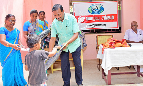 நாலுமாவடி  தொடக்கப்பள்ளி மாணவ-மாணவிகளுக்கு இலவச சீருடைகள், பைகள் -மோகன் சி.லாசரஸ் வழங்கினார்