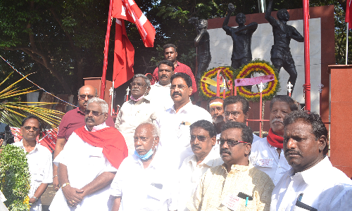 நினைவு சின்னத்தில் தொழிலாளர்கள் அஞ்சலி