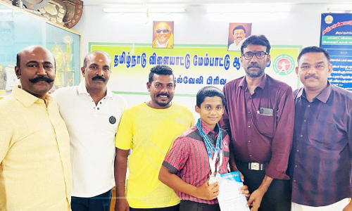 வெள்ளி பதக்கம் வென்ற விவேகானந்தா வித்யாஷ்ரம் பள்ளி நீச்சல் வீரருக்கு பாராட்டு விழா