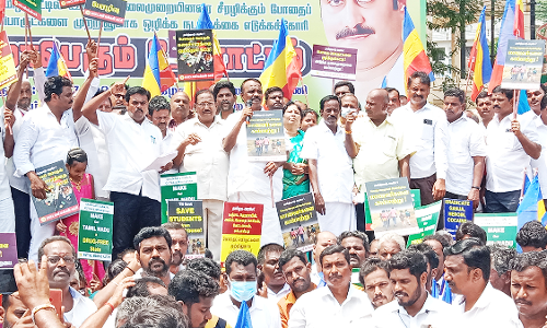 வீடு தோறும் ஏற்றுவதற்காக பொதுமக்களுக்கு தேசிய கொடிகள் விநியோகம்