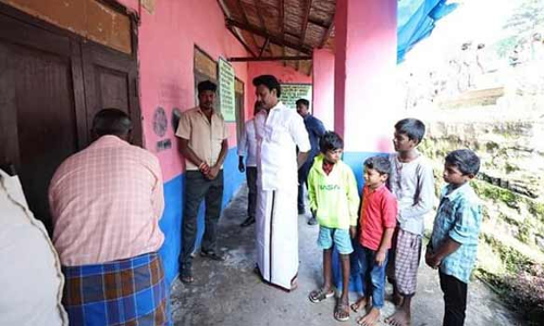 பழுதடைந்த நிலையில் காணப்படும்  ஏற்காடு அரசு பள்ளியை சீரமைக்க நடவடிக்கை