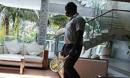 செஸ்வீரர்கள் தங்கும் ஓட்டல்களில் கொசுக்களை விரட்டும் ஊழியர்கள்