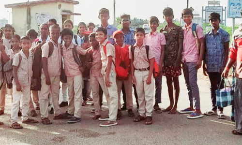 பஸ் வசதி இல்லாததால் 2 கி.மீ தூரம் நடந்து செல்லும் மாணவர்கள்