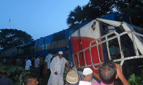 வங்கதேசத்தில் ரெயில்- பேருந்து மோதி விபத்து: 11 பேர் பலி- 5 பேர் படுகாயம்