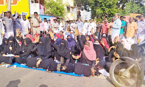 ஆழ்துளை கிணறு அமைக்கும் இடத்தை மாற்ற கோரி பொது மக்கள் சாலை மறியல்