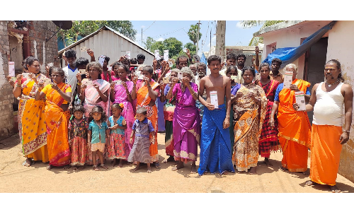 ஊத்தங்கரை அருகே  50 ஆண்டுகளுக்கு மேலாக  அடிப்படை வசதி இன்றி தவிக்கும் இருளர் இன மக்கள்