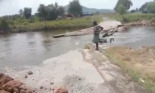 கிருஷ்ணகிரி மாவட்டம் ஊத்தங்கரை அருகே  காரப்பட்டு-கதவனிபுதூர் ஆற்றில் சேதமடைந்த தரைப்பாலம்   -சீரமைக்க பொதுமக்கள் கோரிக்கை