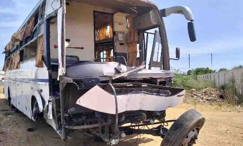 குண்டடம் அருகே ஆம்னி பஸ் மீது வாகனம் மோதல் ஒருவர் பலி -2 பேர் படுகாயம்