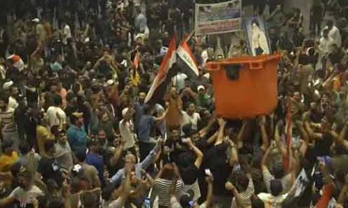 ஈராக் பாராளுமன்றத்துக்குள் நுழைந்து போராட்டம் நடத்திய மக்கள்