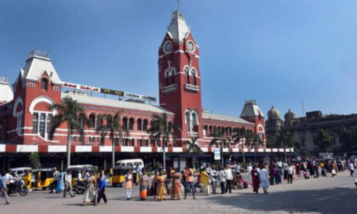 ரூ.88 ஆயிரம் மதிப்புள்ள பொருட்களுடன் ரெயிலில் தவறவிட்ட பையை பயணியிடம் மீண்டும் ஒப்படைத்த போலீசார்