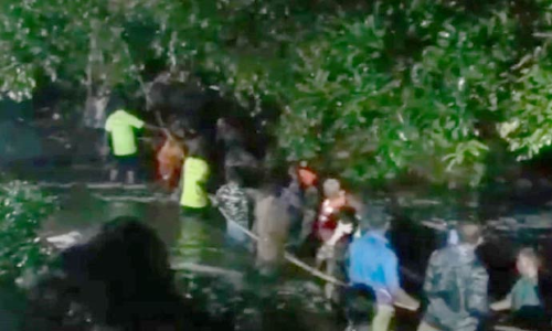 சதுரகிரியில் மீண்டும் கனமழை மலைப்பாதைகளில் தவித்த நூற்றுக்கும் மேற்பட்டோர் மீட்பு