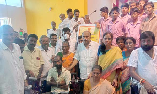 வேடசந்தூர் அருகே மாற்றுத்திறனாளிகளுக்கு உபகரணங்கள்