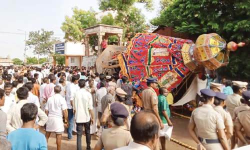 ஆடிப்பூர விழாவையொட்டி நடந்த பிரகதாம்பாள் கோவில் தேர் கவிழ்ந்தது-  8 பக்தர்கள் காயம்