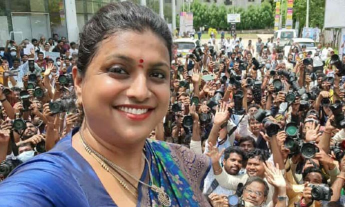 ஒரே நேரத்தில் அமைச்சர் ரோஜாவை 3 ஆயிரம் பேர் போட்டோ எடுத்து சாதனை