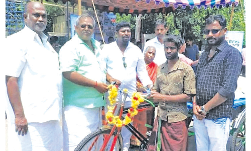 2 பேருக்கு தள்ளுவண்டி-ரிக்‌ஷா உதவி