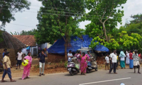 ராசிபுரம் அருகே பரபரப்பு- வீட்டுக்குள் திடீரென புகுந்த சொகுசு கார்