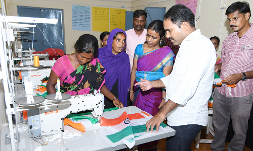 தேசியக்கொடி தயாராகும் பணி