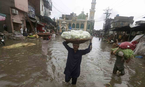 பாகிஸ்தானில் கனமழை மற்றும் வெள்ளத்தில் சிக்கி உயிரிழந்தோர் எண்ணிக்கை 320 ஆக உயர்வு