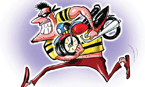 வேலூரில் மார்க்கெட் பகுதியில் பைக்குகளை திருடி சாராய கும்பலுக்கு விற்பனை