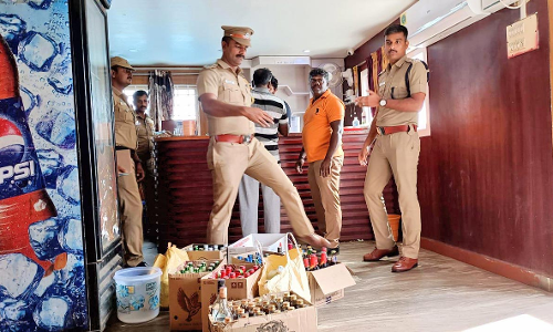 கோவில்பட்டி டாஸ்மாக் பாரில் போலீசார் சோதனை