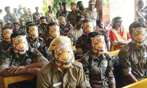 முதுமலையில் புலி முகமூடி அணிந்து மாணவர்களுக்கு விழிப்புணர்வு